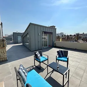 penthouse-w-private-rooftop-and-free-parking.inbudapesthotels.com/